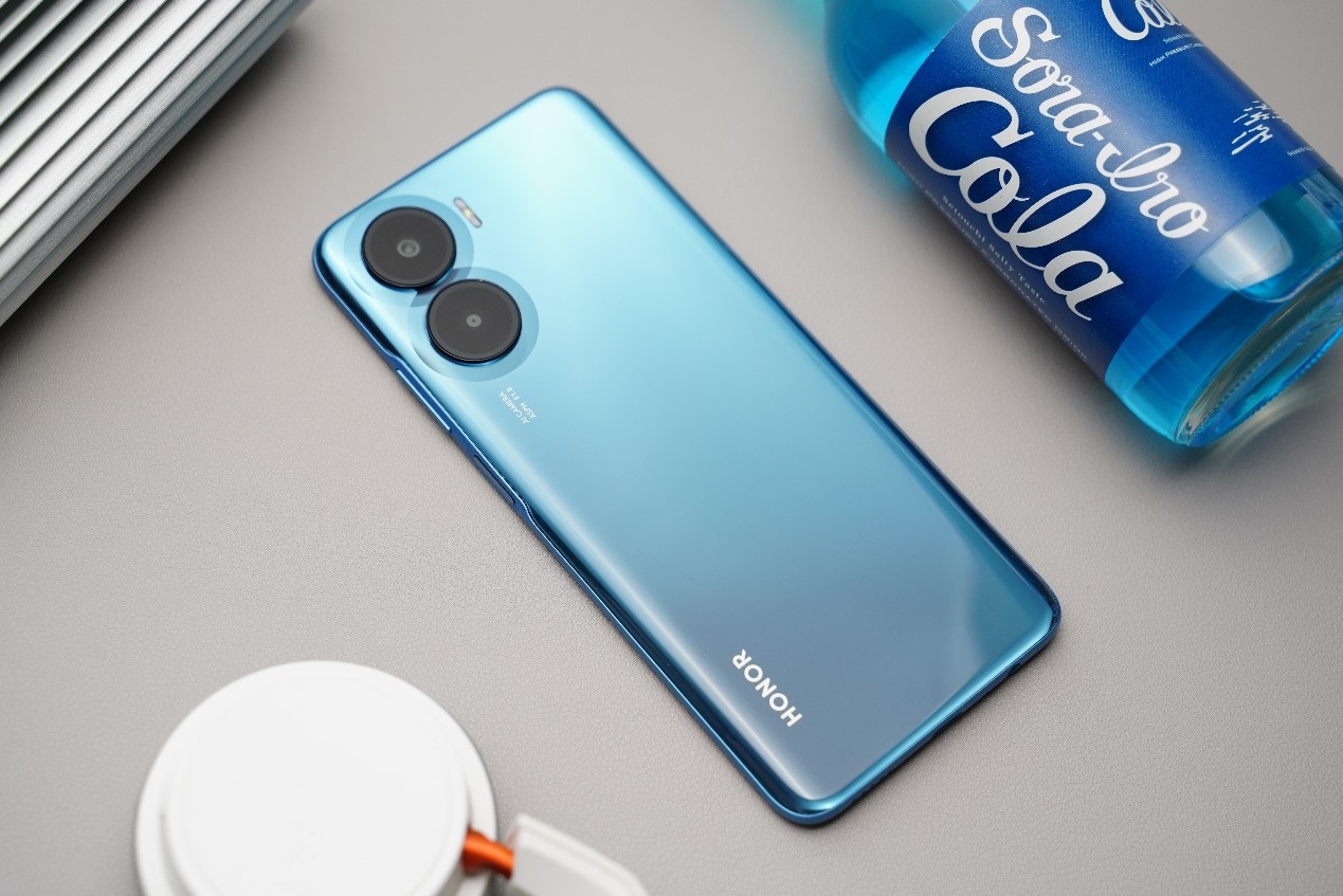 В Китае начались продажи смартфона Honor Play 40 Plus с аккумулятором 6000  мАч