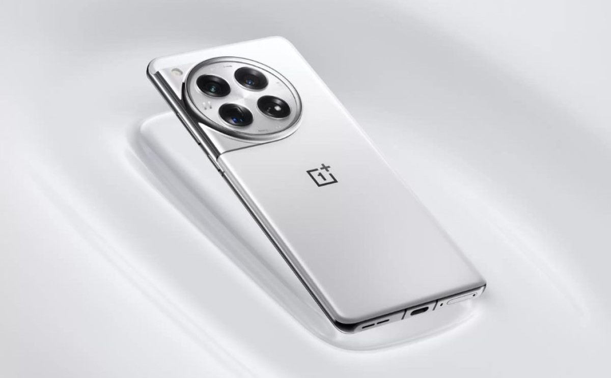 Представлена новая версия OnePlus 12 в цвете Glacial White