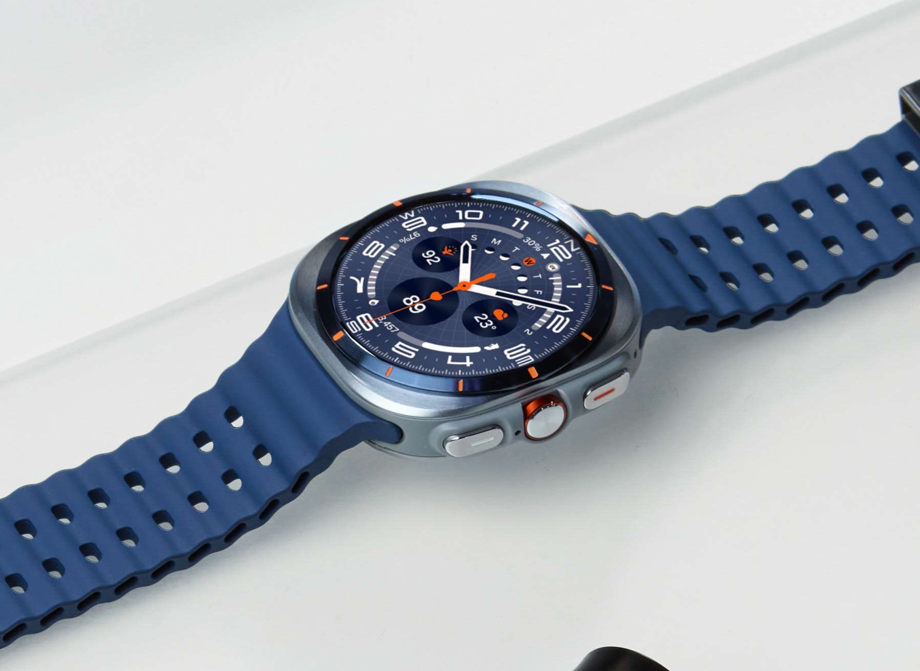 Samsung выпустила смарт-часы Galaxy Watch Ultra 2025