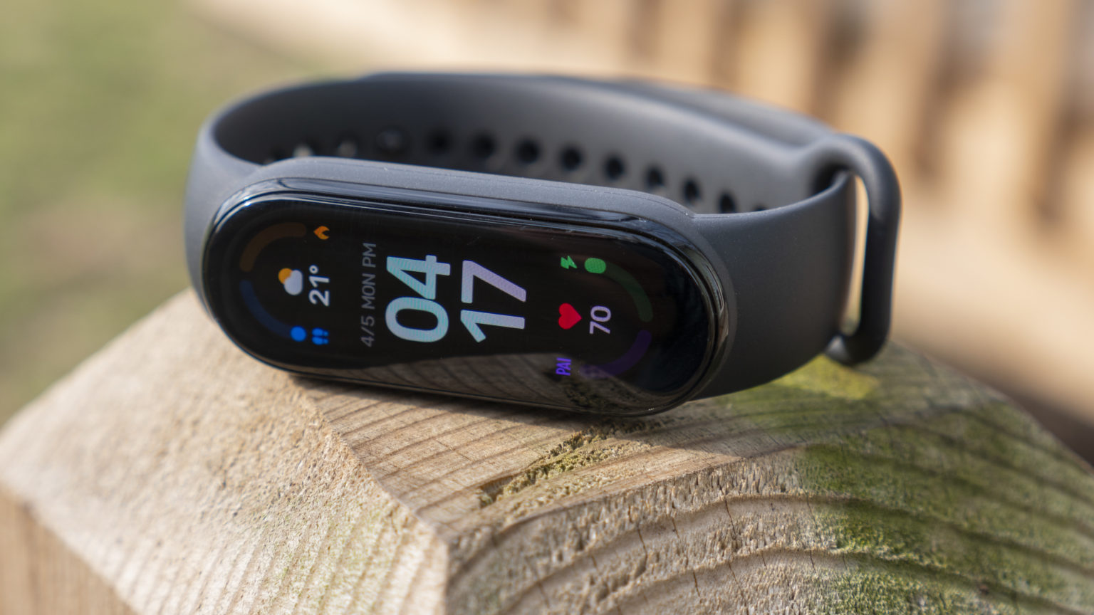 Новая прошивка добавляет в Xiaomi Mi Smart Band 6 функцию фонарика